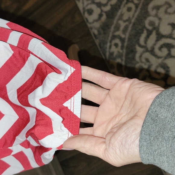 Red and white zigzag blouse - Picture 2 of 5